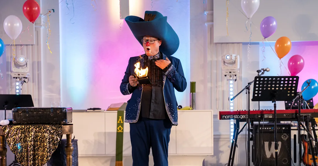Clown Wowa mit Feuertrick auf der Bühne